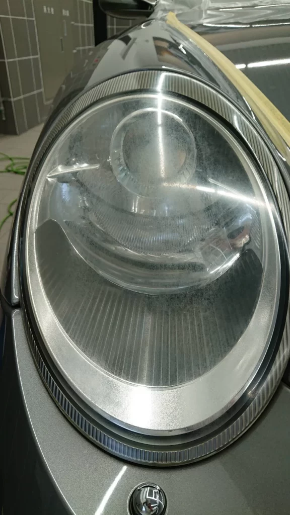 施工前のポルシェのライト